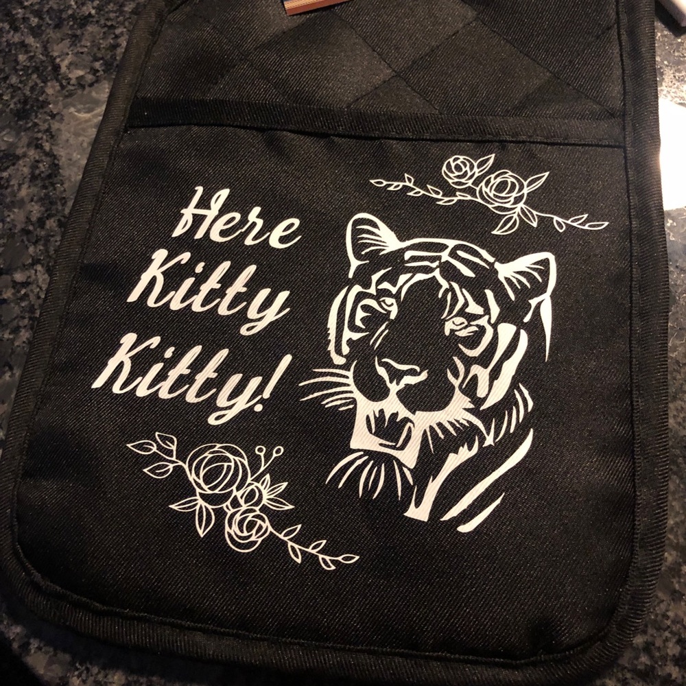 Tiger king here kitty kitty oven mitt